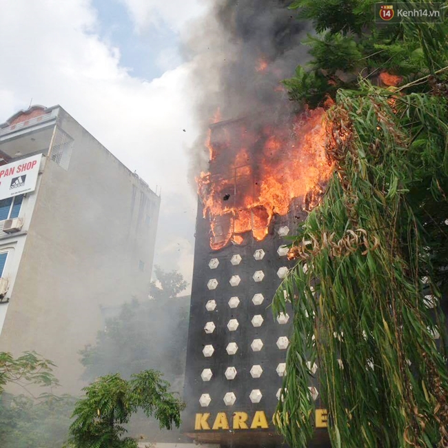 Hà Nội: Cháy dữ dội ở quán karaoke, nhiều người hoảng loạn tháo chạy - Ảnh 3.