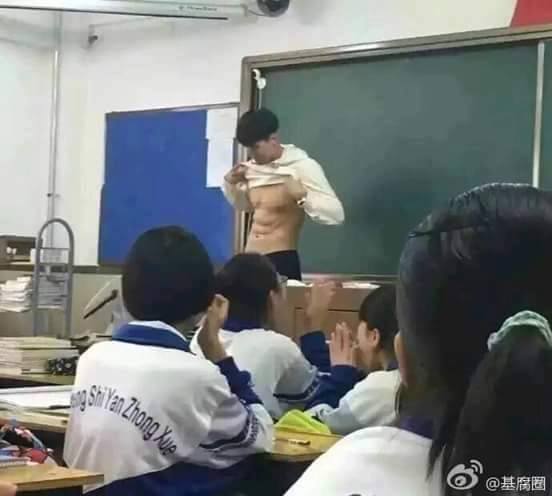 Hành động vén áo khoe múi bụng gây tranh cãi của thầy giáo trẻ và lí do ít ai ngờ tới - Ảnh 3.