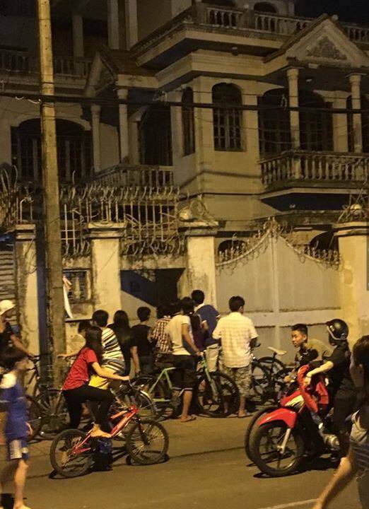 Nhiều thanh niên rủ nhau đi quấy phá ngôi nhà ma ám ở Sài Gòn khiến chủ nhân khốn khổ - Ảnh 2.