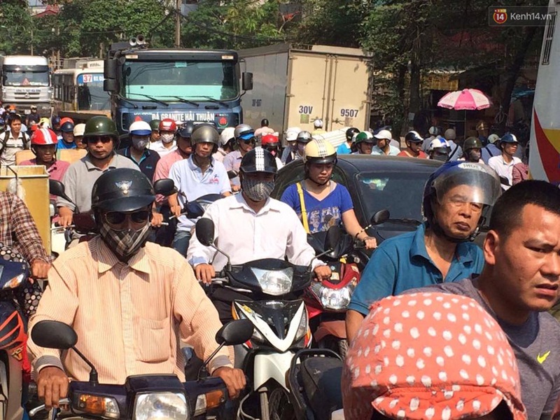 Clip: Dòng người và xe chôn chân hàng giờ tại nút giao Cầu Tó - Phan Trọng Tuệ - Ảnh 8. Clip: Dòng người và xe chôn chân hàng giờ tại nút giao Cầu Tó - Phan Trọng Tuệ - Ảnh 8.