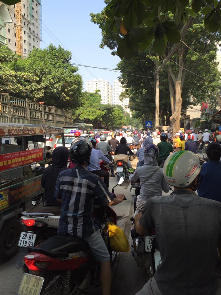 Clip: Dòng người và xe chôn chân hàng giờ tại nút giao Cầu Tó - Phan Trọng Tuệ - Ảnh 5. Clip: Dòng người và xe chôn chân hàng giờ tại nút giao Cầu Tó - Phan Trọng Tuệ - Ảnh 5.