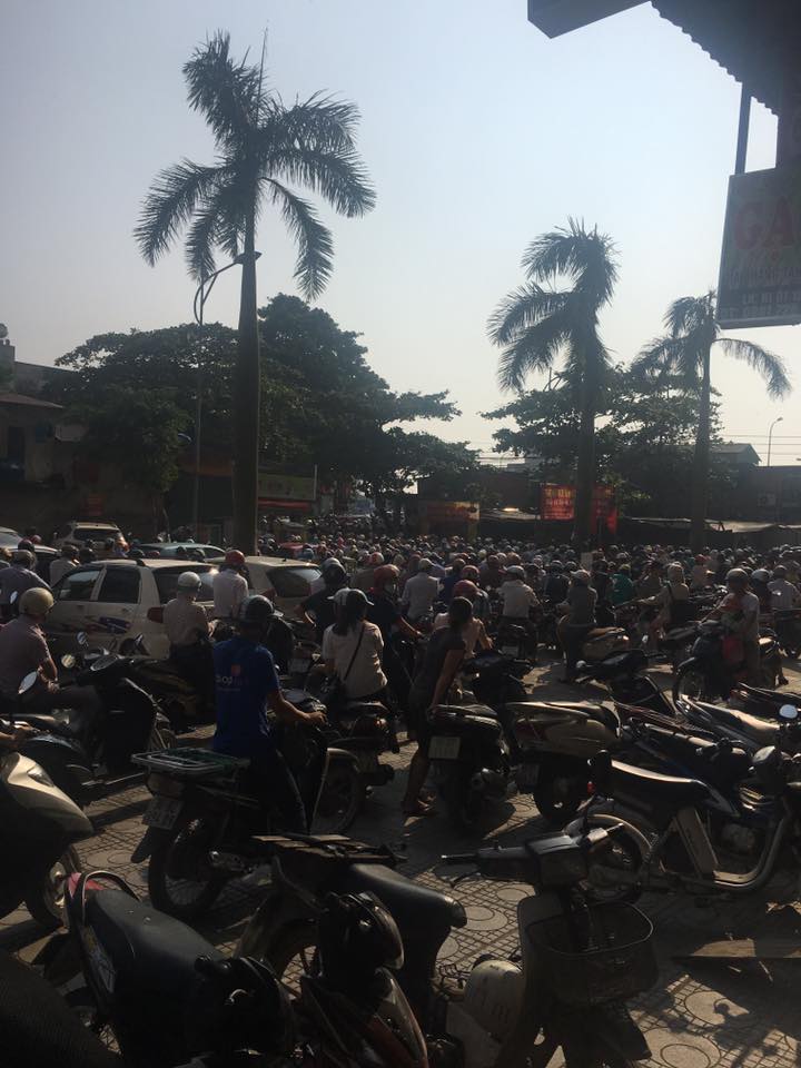 Clip: Dòng người và xe chôn chân hàng giờ tại nút giao Cầu Tó - Phan Trọng Tuệ - Ảnh 6. Clip: Dòng người và xe chôn chân hàng giờ tại nút giao Cầu Tó - Phan Trọng Tuệ - Ảnh 6.