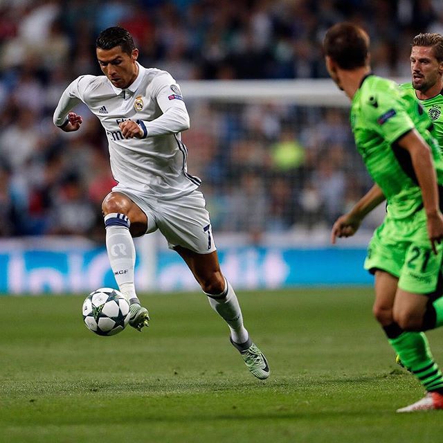 Ronaldo cởi đồ, khoe khéo quần lót cực độc - Ảnh 1.