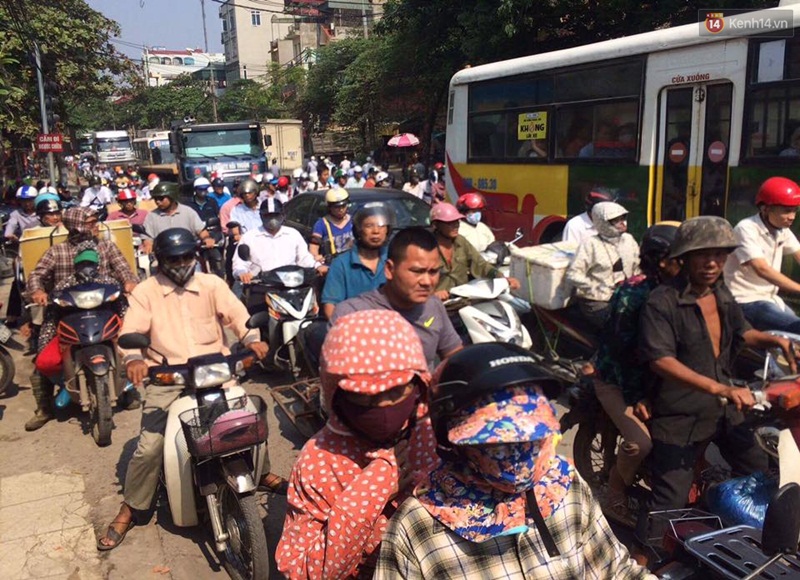 Clip: Dòng người và xe chôn chân hàng giờ tại nút giao Cầu Tó - Phan Trọng Tuệ - Ảnh 9. Clip: Dòng người và xe chôn chân hàng giờ tại nút giao Cầu Tó - Phan Trọng Tuệ - Ảnh 9.