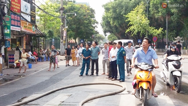 Hà Nội: Cháy cửa hàng thời trang gần Văn miếu Quốc Tử Giám - Ảnh 4.