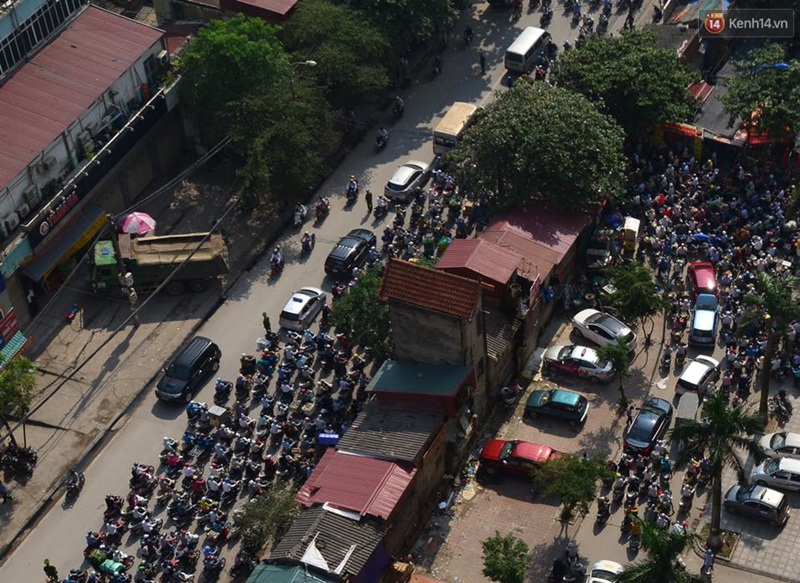 Clip: Dòng người và xe chôn chân hàng giờ tại nút giao Cầu Tó - Phan Trọng Tuệ - Ảnh 7. Clip: Dòng người và xe chôn chân hàng giờ tại nút giao Cầu Tó - Phan Trọng Tuệ - Ảnh 7.