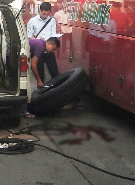 Hà Nội: Nổ lốp trong bến xe Mỹ Đình, nam thanh niên bị thương nặng - Ảnh 1.
