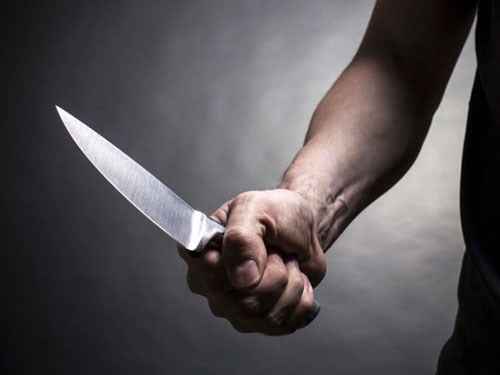 H&agrave; Nội: Một c&aacute;n bộ c&ocirc;ng an phường bị người vi phạm giao th&ocirc;ng đ&acirc;m v&agrave;o đ&ugrave;i - Ảnh 1.
