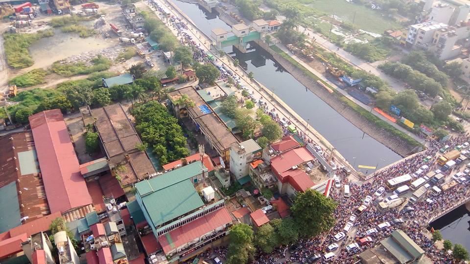 Clip: Dòng người và xe chôn chân hàng giờ tại nút giao Cầu Tó - Phan Trọng Tuệ - Ảnh 3. Clip: Dòng người và xe chôn chân hàng giờ tại nút giao Cầu Tó - Phan Trọng Tuệ - Ảnh 3.