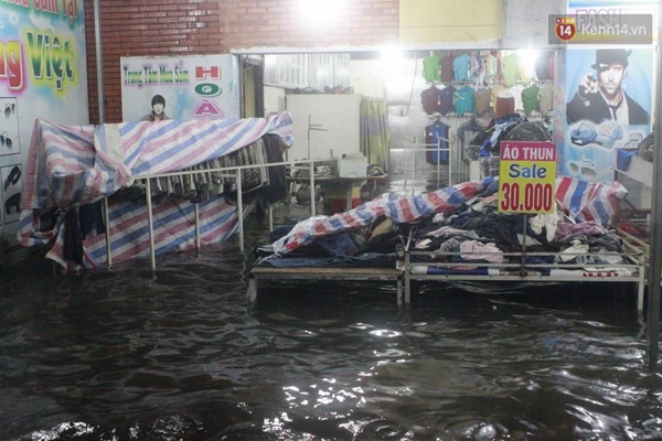 Hàng loạt tuyến đường ở Sài Gòn hỗn loạn vì ngập kinh hoàng trong mưa lớn - Ảnh 25.