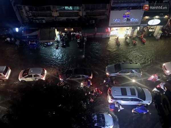 Hàng loạt tuyến đường ở Sài Gòn hỗn loạn vì ngập kinh hoàng trong mưa lớn - Ảnh 19.