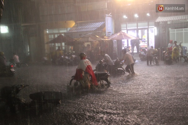 Hàng loạt tuyến đường ở Sài Gòn hỗn loạn vì ngập kinh hoàng trong mưa lớn - Ảnh 17.