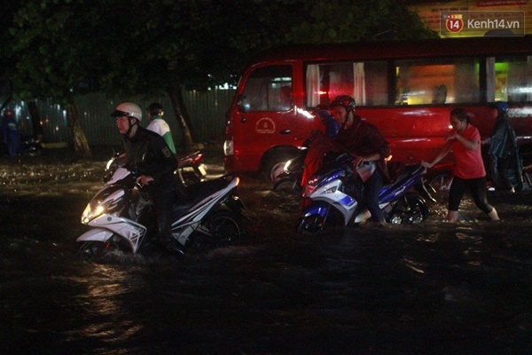 Hàng loạt tuyến đường ở Sài Gòn hỗn loạn vì ngập kinh hoàng trong mưa lớn - Ảnh 26.