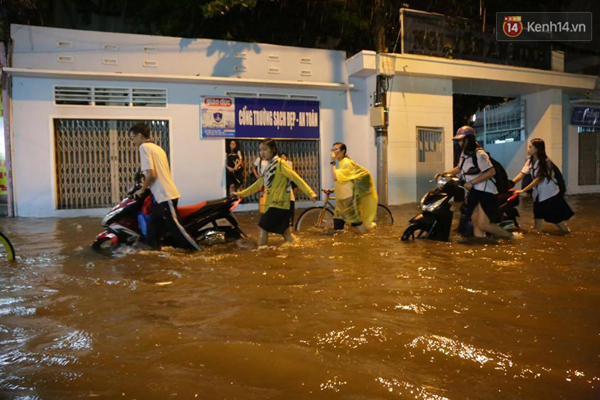 Hàng loạt tuyến đường ở Sài Gòn hỗn loạn vì ngập kinh hoàng trong mưa lớn - Ảnh 29.