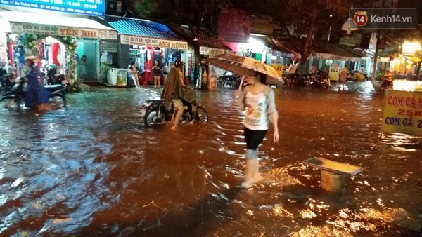 Hàng loạt tuyến đường ở Sài Gòn hỗn loạn vì ngập kinh hoàng trong mưa lớn - Ảnh 16.