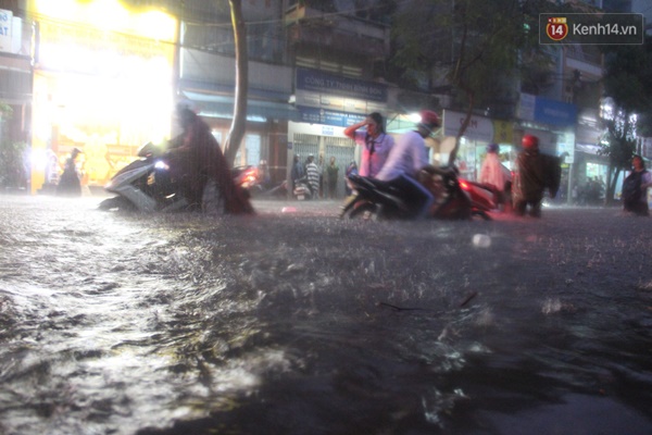 Hàng loạt tuyến đường ở Sài Gòn hỗn loạn vì ngập kinh hoàng trong mưa lớn - Ảnh 18.
