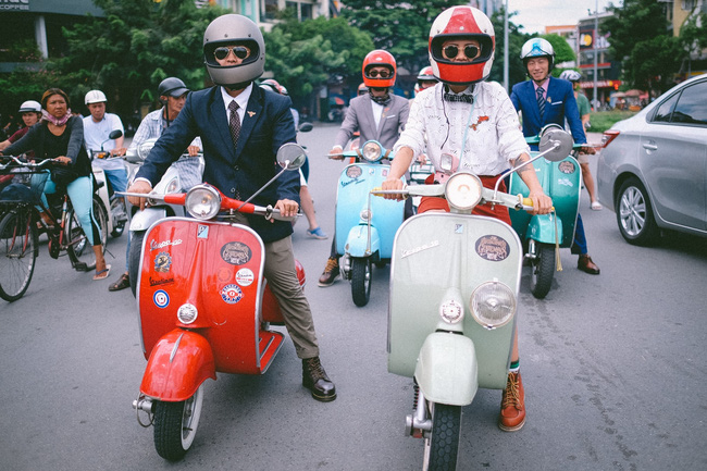 Nguyên dàn mặc chất, cưỡi vespa cổ trên phố Sài Gòn: Quá nhiều cái đẹp trong một tấm hình! - Ảnh 3.