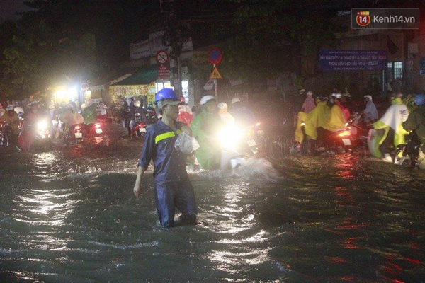 Hàng loạt tuyến đường ở Sài Gòn hỗn loạn vì ngập kinh hoàng trong mưa lớn - Ảnh 30.