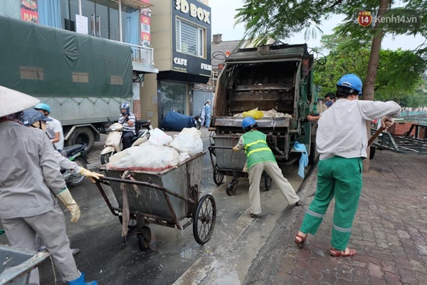 Hồ T&acirc;y sạch b&oacute;ng c&aacute; chết, H&agrave; Nội tập trung xử l&yacute; &ocirc; nhiễm m&ocirc;i trường - Ảnh 1.