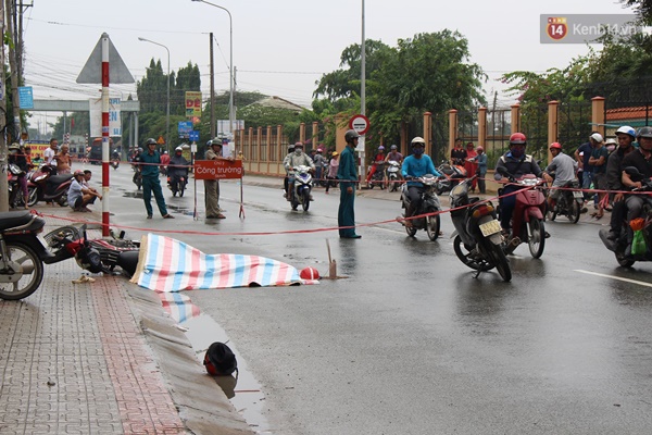 Vợ ngã quỵ bên thi thể chồng bị xe tải cán - Ảnh 2.