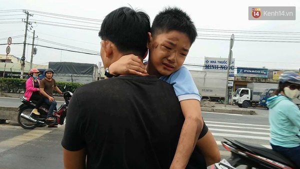Sau va chạm, dầu nhớt đổ tràn quốc lộ 1 khiến nhiều người té ngã - Ảnh 3.