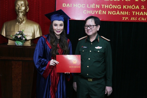 Hồ Quỳnh Hương được mời làm giảng viên trong buổi nhận bằng tốt nghiệp - Ảnh 4.