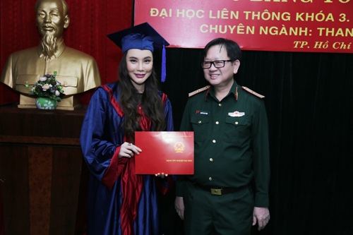 Hồ Quỳnh Hương được mời l&agrave;m giảng vi&ecirc;n trong buổi nhận bằng tốt nghiệp - Ảnh 4.