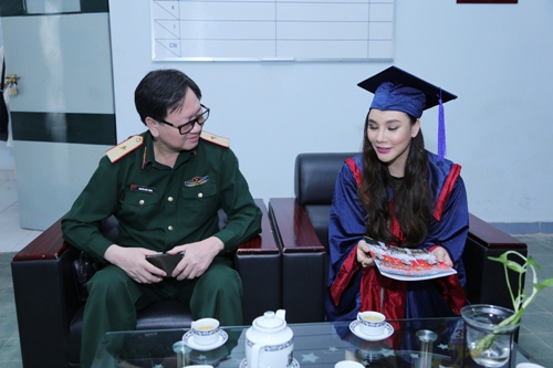 Hồ Quỳnh Hương được mời làm giảng viên trong buổi nhận bằng tốt nghiệp - Ảnh 6.
