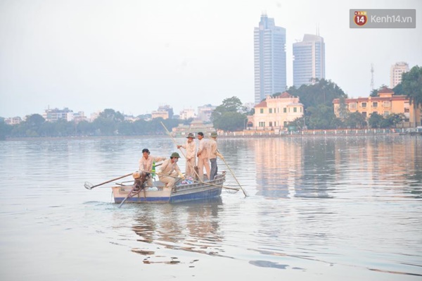 Hà Nội cảnh báo người dân không ăn cá chết ở hồ Tây - Ảnh 4.