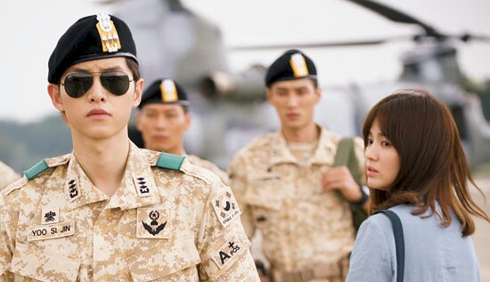 Cứ tưởng sunbae Yoo Jung là hoàn hảo nhất, cho đến khi xuất hiện soái ca quân nhân Song Joong Ki này! - Ảnh 1.