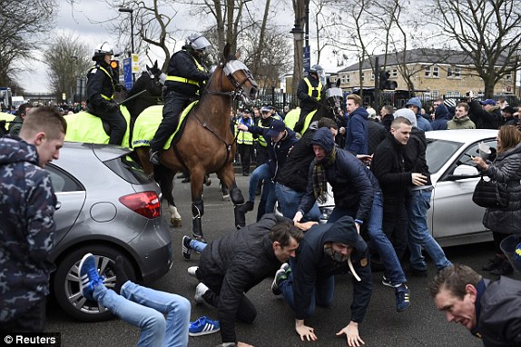 Máu đổ lênh láng trước trận derby London - Ảnh 1.