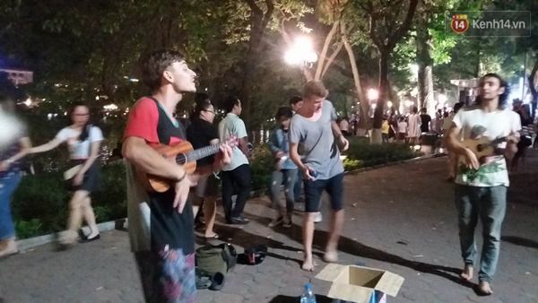 Clip: Ch&agrave;ng trai T&acirc;y tự tin đ&agrave;n h&aacute;t xin tiền tr&ecirc;n phố đi bộ hồ Gươm - Ảnh 3.