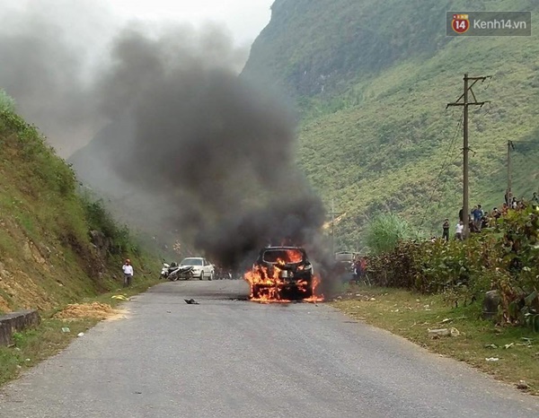 Ô tô cháy ngùn ngụt trên đường đi lễ hội Hoa tam giác mạch ở Đồng Văn - Ảnh 1.