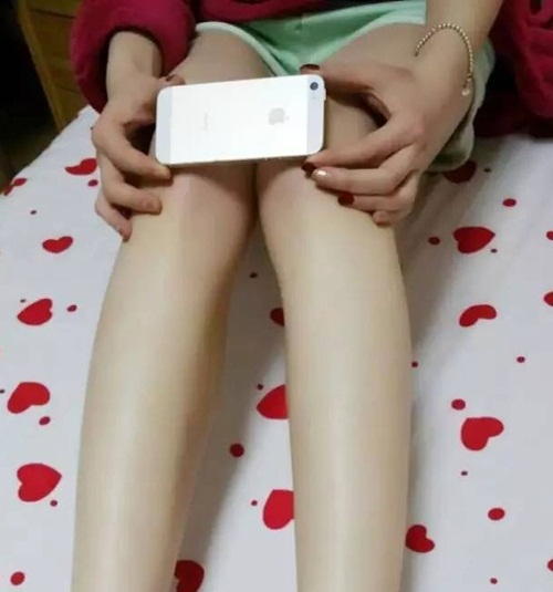 Hết đo eo bằng giấy A4, phái đẹp Trung Quốc lại ... đo chân thon bằng iPhone 6! - Ảnh 4.