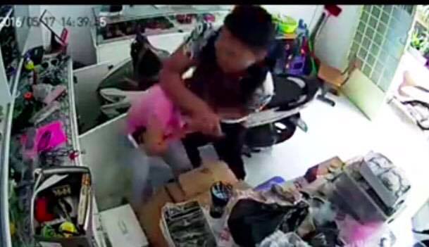 Bắt th&ecirc;m 1 đối tượng trong băng nh&oacute;m kề dao, ch&iacute;ch roi điện cướp giật ở S&agrave;i G&ograve;n - Ảnh 1.