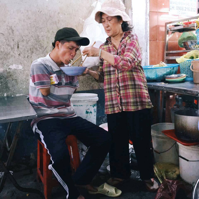 Tô bún của mẹ - Câu chuyện về bà giáo về hưu và anh bán vé số không tay ở Sài Gòn - Ảnh 1.