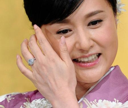 Biểu tượng gợi cảm Nhật Bản khoe nhẫn kim cương 3 carat, chuẩn bị lên xe hoa lần thứ 2 - Ảnh 4.