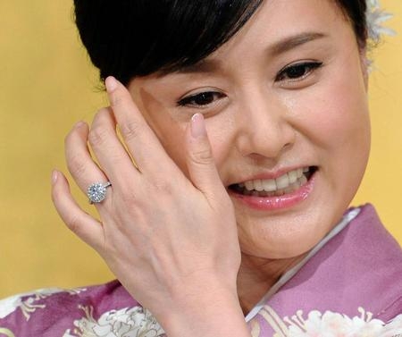 Biểu tượng gợi cảm Nhật Bản khoe nhẫn kim cương 3 carat, chuẩn bị l&ecirc;n xe hoa lần thứ 2 - Ảnh 4.