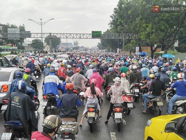 Mưa cả buổi sáng, người Sài Gòn chôn chân trên đường đi làm vì ùn tắc - Ảnh 3.