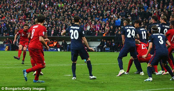 Atletico Madrid vào chung kết Champions League nhờ bàn thắng ở tư thế việt vị của Griezmann - Ảnh 2.