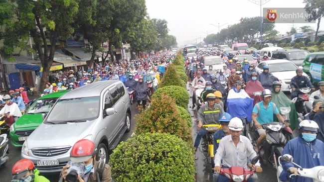 Mưa cả buổi sáng, người Sài Gòn chôn chân trên đường đi làm vì ùn tắc - Ảnh 9.