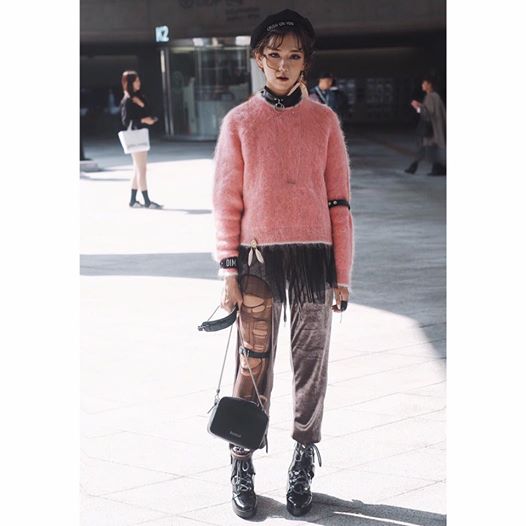 Châu Bùi & Cao Minh Thắng ton-sur-ton, Min diện quần một mất một còn tại Seoul Fashion Week ngày 3 - Ảnh 3. Châu Bùi & Cao Minh Thắng ton-sur-ton, Min diện quần một mất một còn tại Seoul Fashion Week ngày 3 - Ảnh 3.