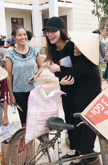 Hồ Ngọc H&agrave; hủy show, đưa Su Beo về qu&ecirc; Quảng B&igrave;nh cứu trợ đồng b&agrave;o chịu thi&ecirc;n tai - Ảnh 14.