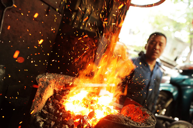 Các bạn gái mà sống vào thời xưa thì có mơ cũng không được làm 9 nghề này đâu! - Ảnh 7.