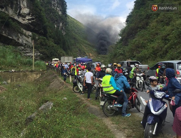 Ô tô cháy ngùn ngụt trên đường đi lễ hội Hoa tam giác mạch ở Đồng Văn - Ảnh 3.