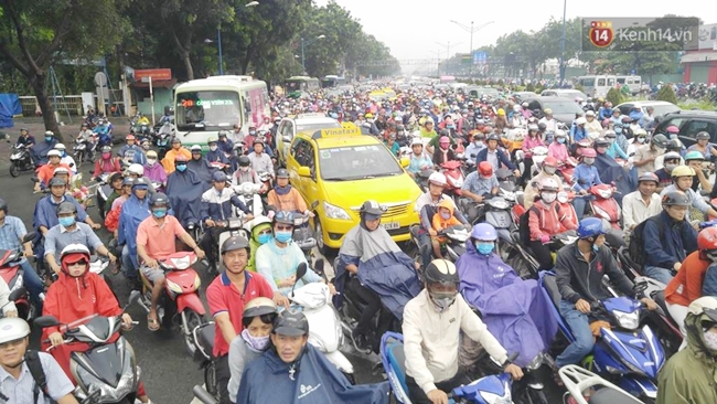 Mưa cả buổi sáng, người Sài Gòn chôn chân trên đường đi làm vì ùn tắc - Ảnh 1.