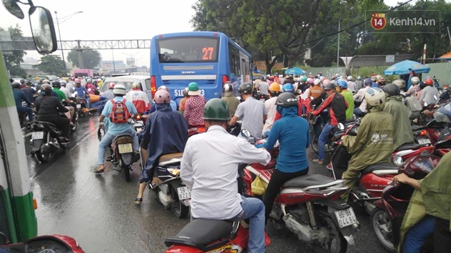 Mưa cả buổi sáng, người Sài Gòn chôn chân trên đường đi làm vì ùn tắc - Ảnh 6.