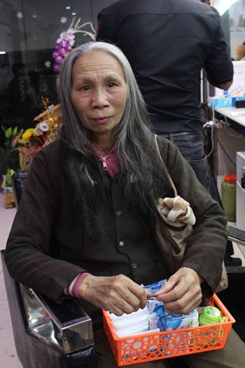 Làm tóc miễn phí cho cụ bà bán rong, chủ tiệm tóc nhận gạch đá - Ảnh 2.