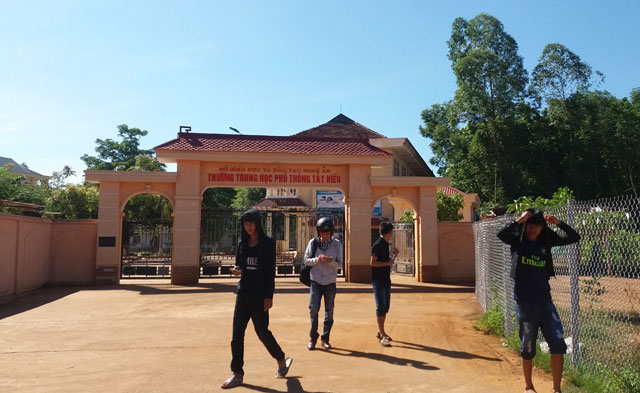 Th&iacute; sinh khoanh bừa v&agrave; nh&igrave;n b&agrave;i bạn được 10 điểm L&yacute;, c&ograve;n To&aacute;n 0 điểm - Ảnh 1.