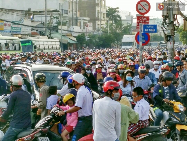 Triều cường dâng cao gây ngập và kẹt xe sáng đầu tuần ở Sài Gòn - Ảnh 1.